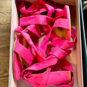 2.5 chunky heel suede sandal with a wraparound tie up back. Women’s size 8